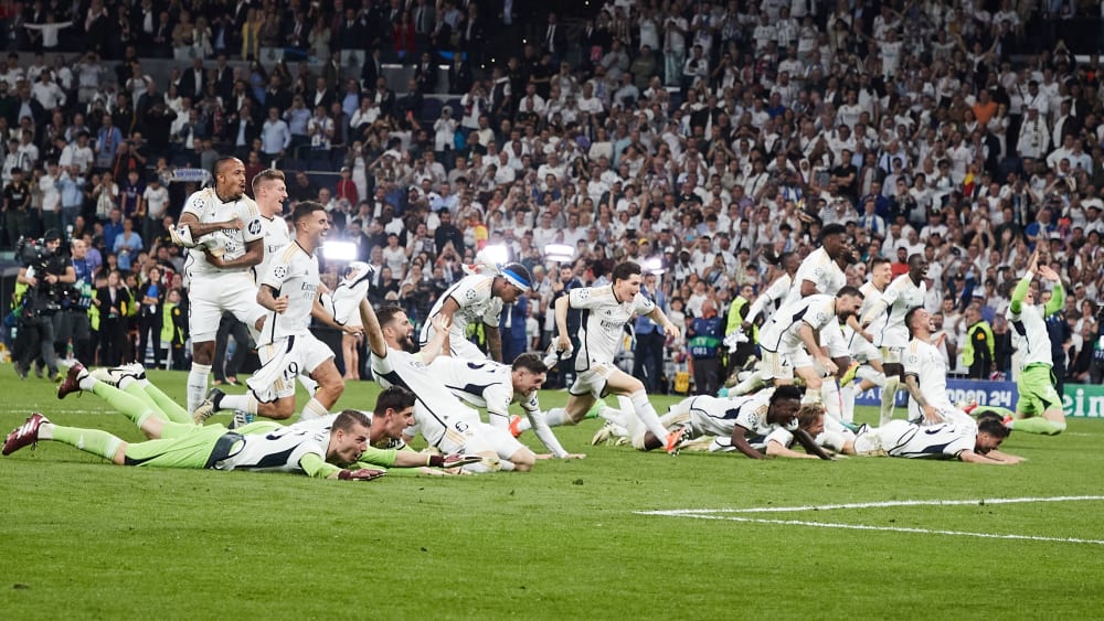 Der Diver nach dem Sieg: Real Madrids Spieler feiern den Finaleinzug.