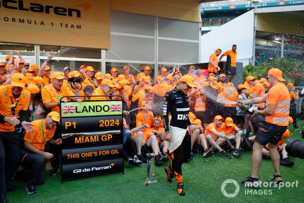 Lando Norris, McLaren F1 Team, 1st position, the McLaren team celebrate victory with Champagne
