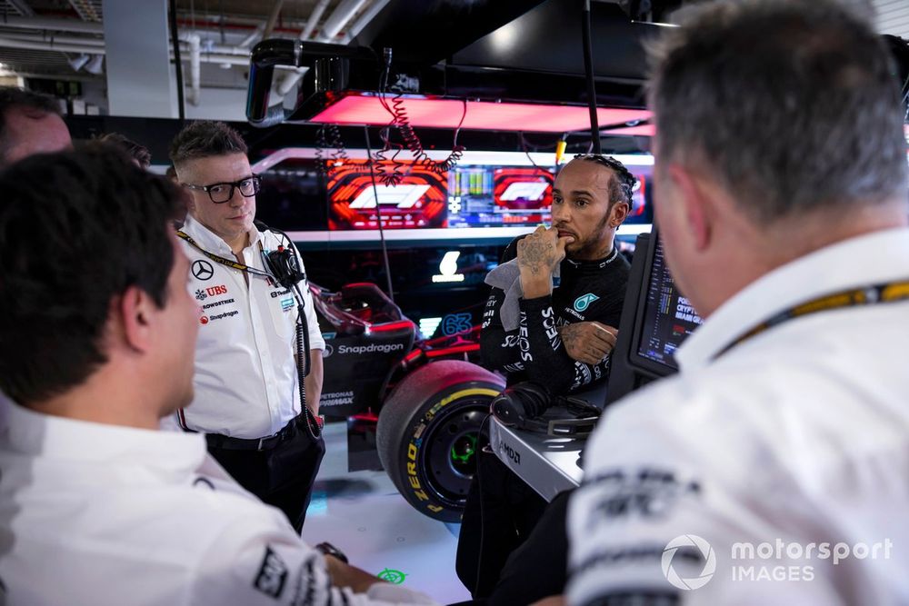Lewis Hamilton, Mercedes-AMG F1 Team, in the garage with Toto Wolff, Team Principal and CEO, Mercedes-AMG F1 Team and Peter Bonnington, Senior Race Engineer, Mercedes-AMG F1 Team 