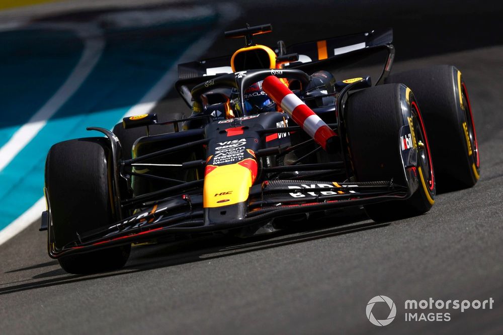 Max Verstappen, Red Bull Racing RB20, with a bollard in his suspension