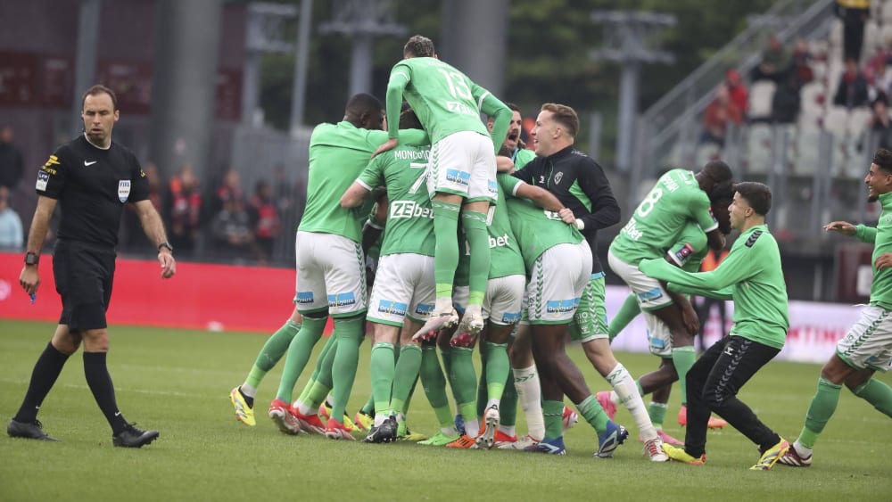 115 Minuten Überzahl: St. Etienne steigt dramatisch in die Ligue 1 auf