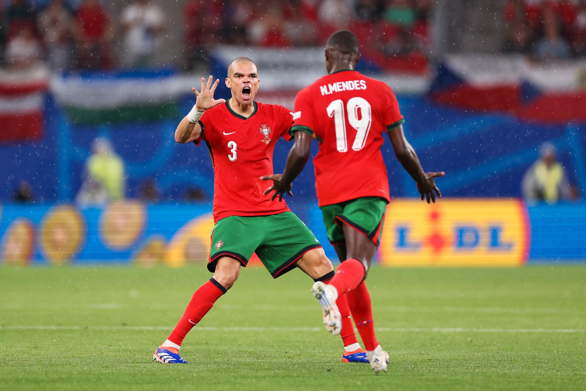 Pepe och Nuno Mendes under Portugals match