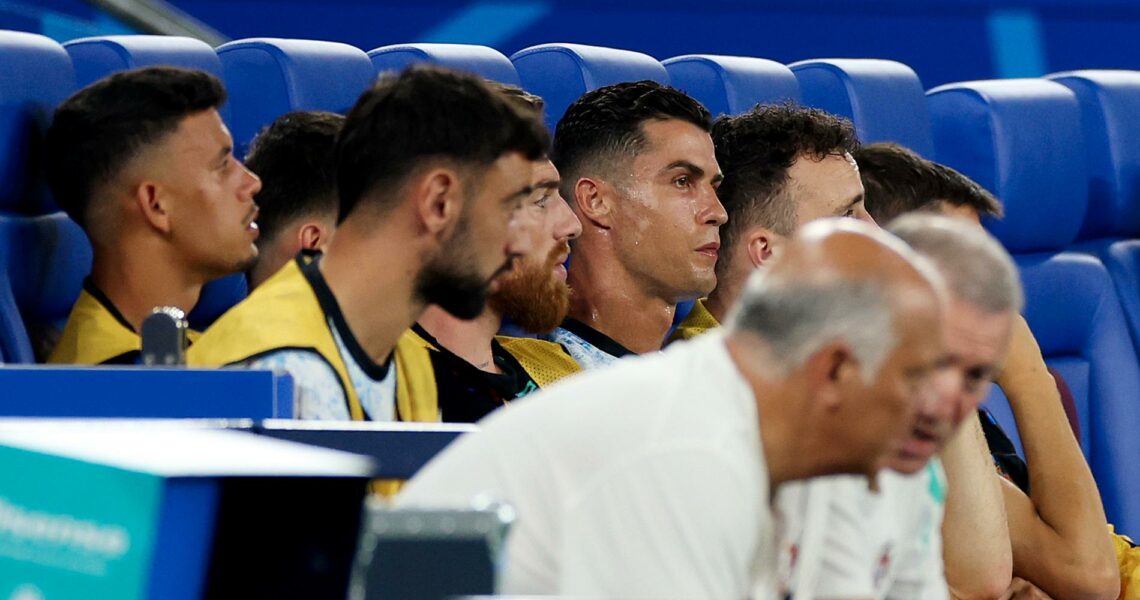 Ronaldo nästan träffad av flygande supporter