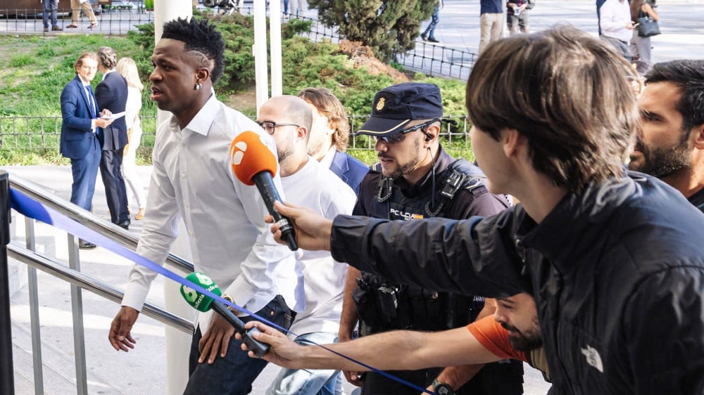 Acht Monate Haft für drei Fans nach rassistischen Beleidigungen gegen Vinicius