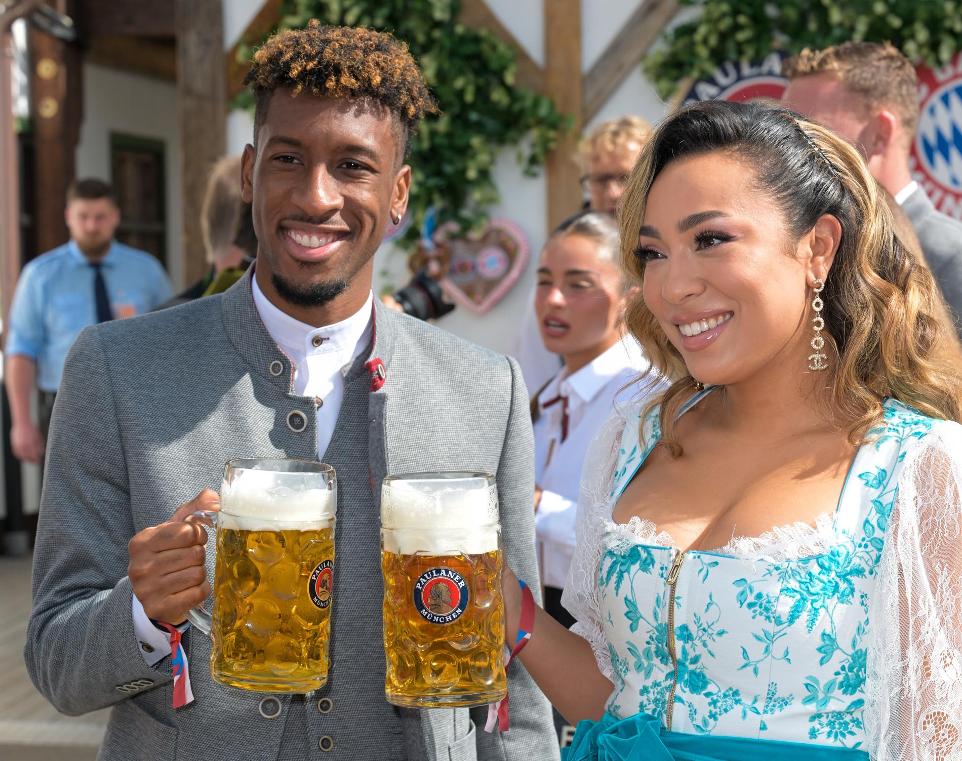 Kingsley Coman och Sabrina Duvad under Bayern Münchens oktoberfestfirande i fjol.