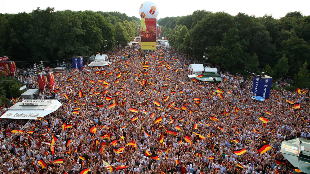 Die Fanmeile am Brandenburger Tor bei der Heim-WM 2006: Ensteht eine ähnliche Euphorie auch bei dieser EM im eigenen Land?