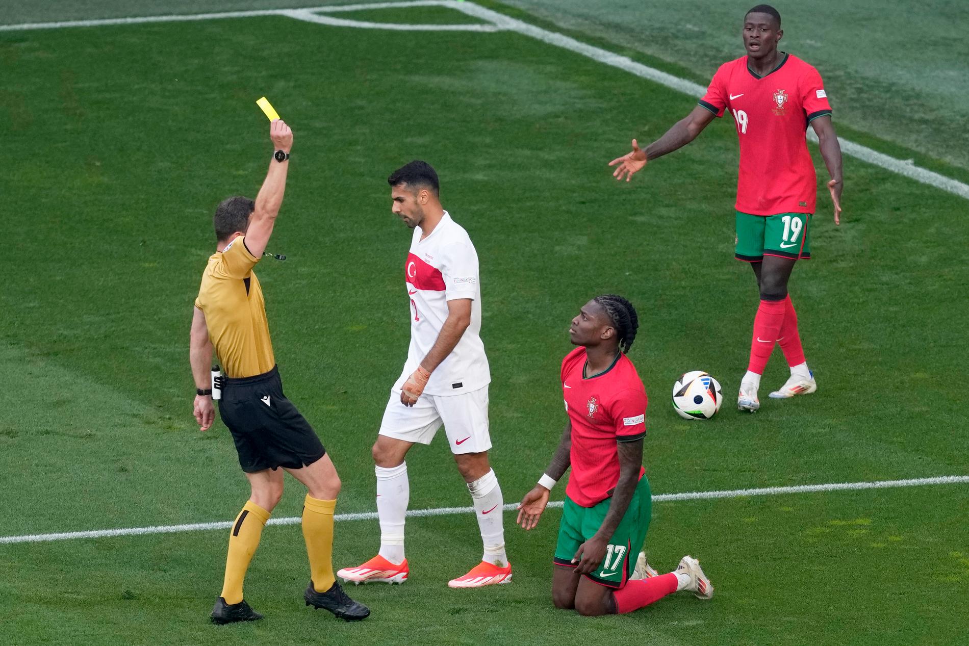 Rafael Leão fick gult kort igen för filmning i matchen mot Turkiet.