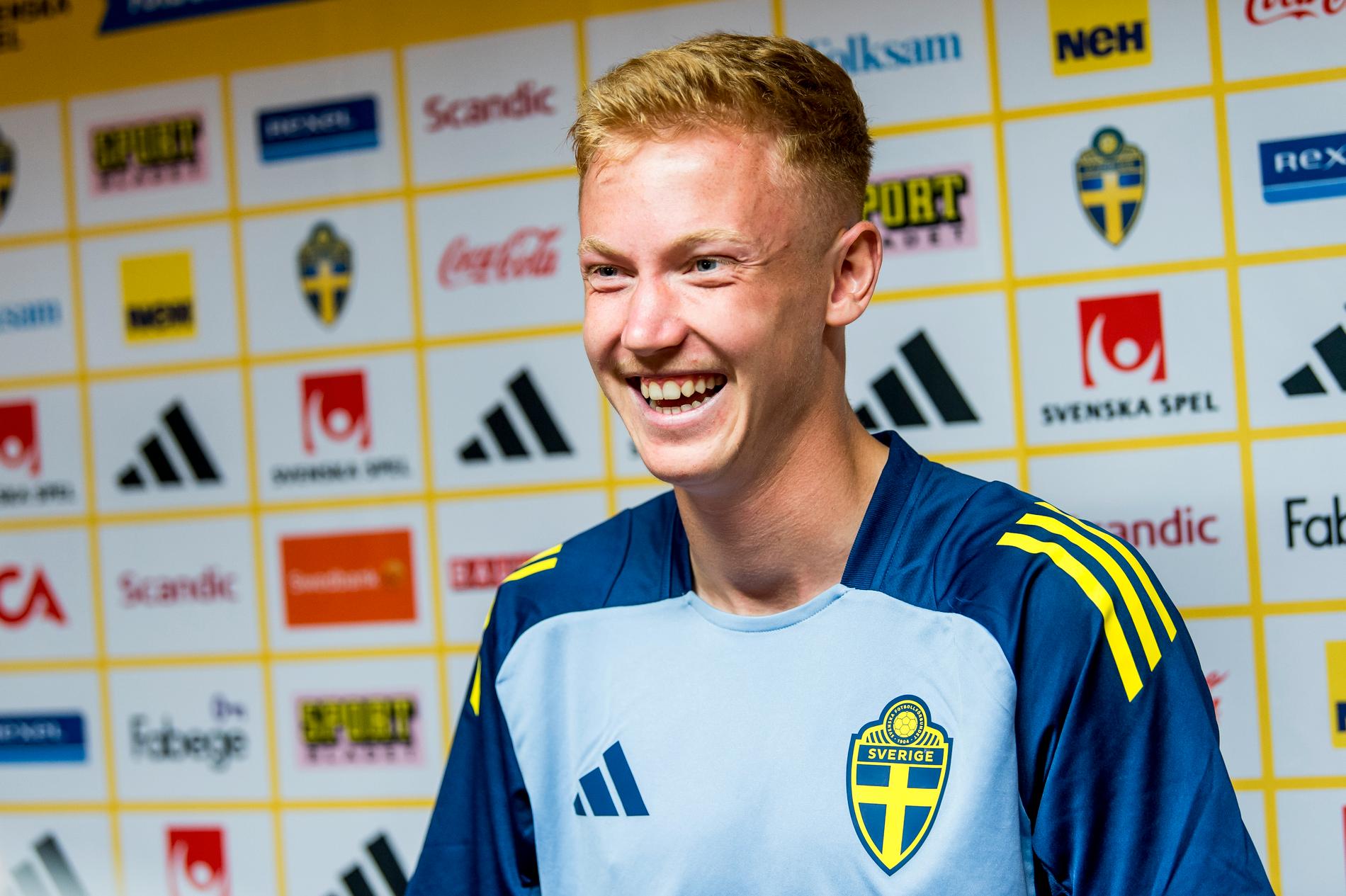 Hugo Larsson möter media med landslaget