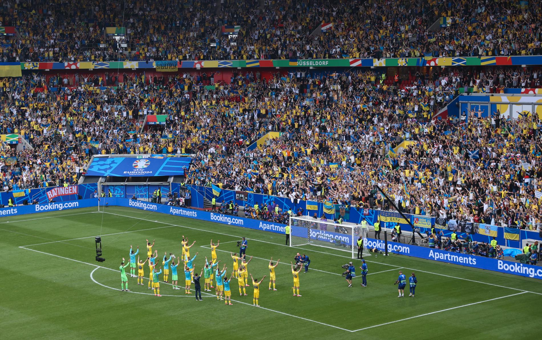 Ukrainska landslaget tackar fansen efter matchen.