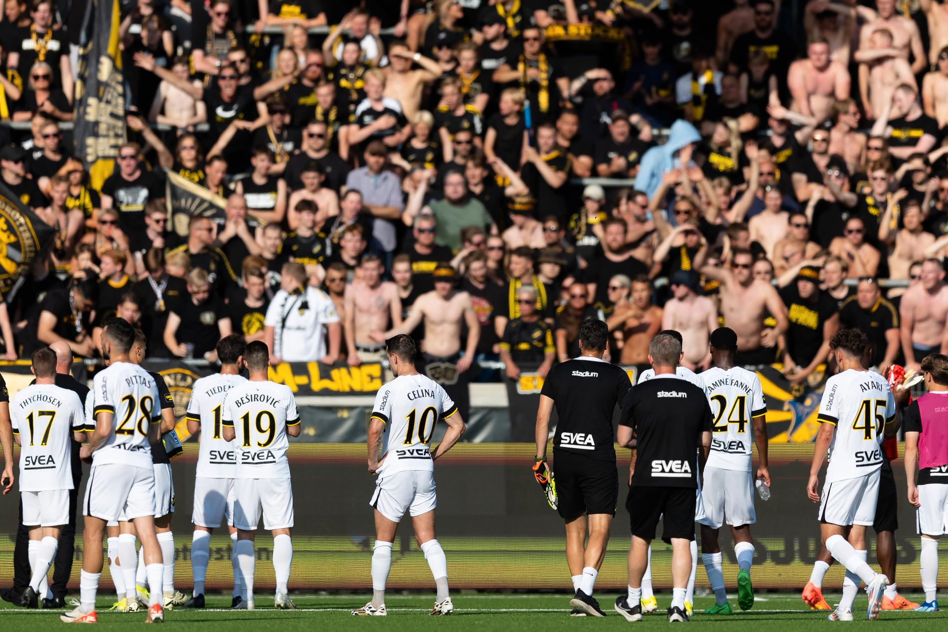AIK-spelarna efter förlusten mot Häcken