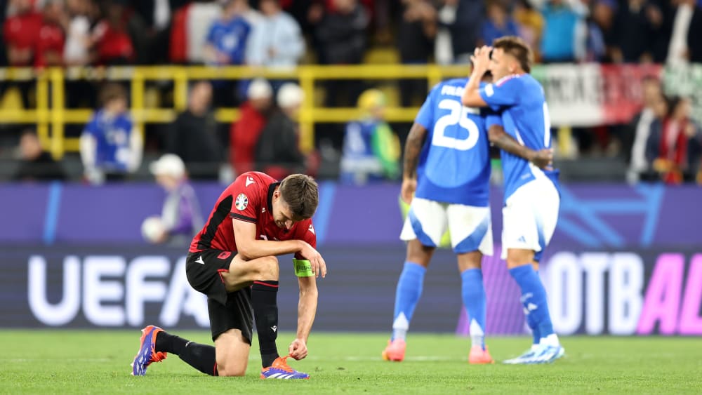 In die Knie gezwungen: Berat Djimsiti und Albanien hatten am Samstagabend gegen Italien das Nachsehen.