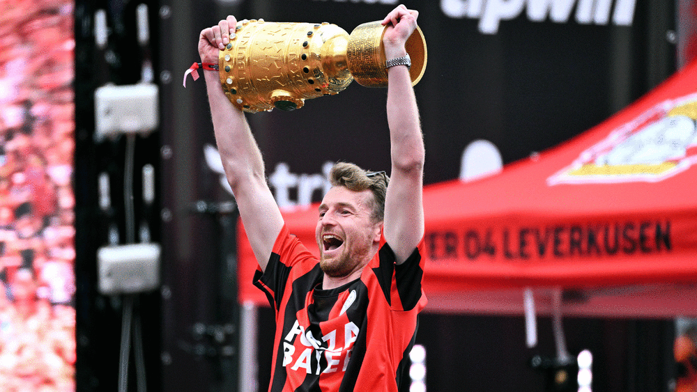 Objekt der Begierde: Leverkusen-Keeper Lukas Hradecky präsentiert stolz den DFB-Pokal.