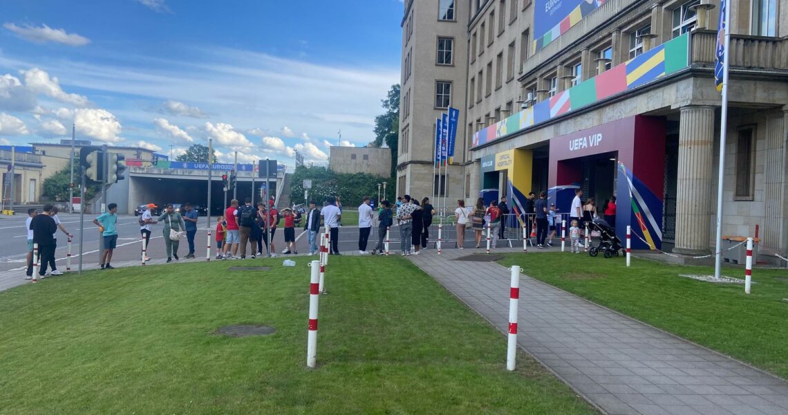Hovrar utanför hotellet – vill få en skymt av Ronaldo
