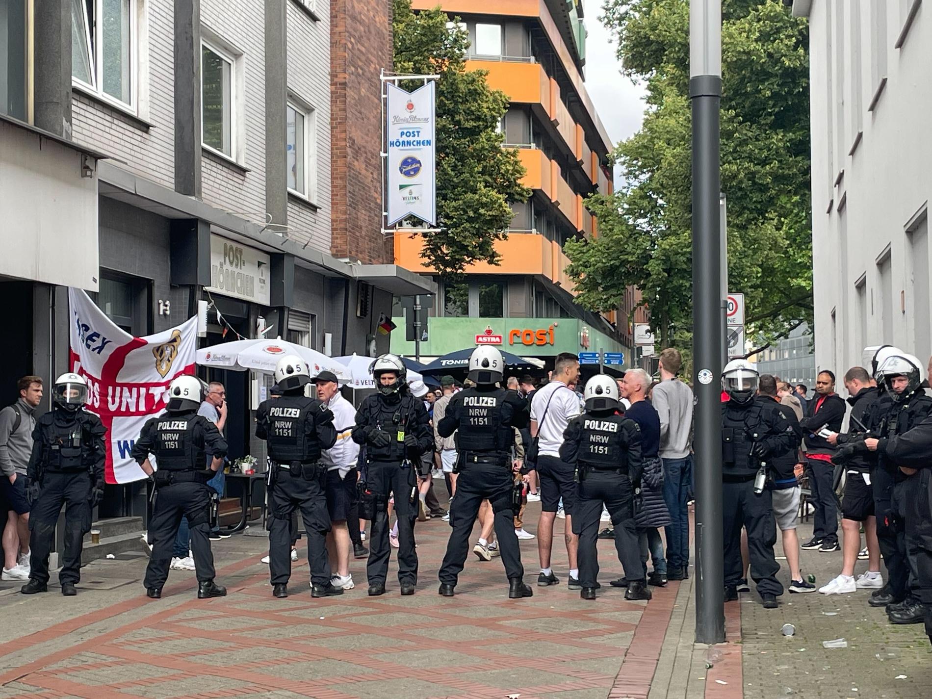 Polis håller koll på engelska fansen i Gelsenkirchen.