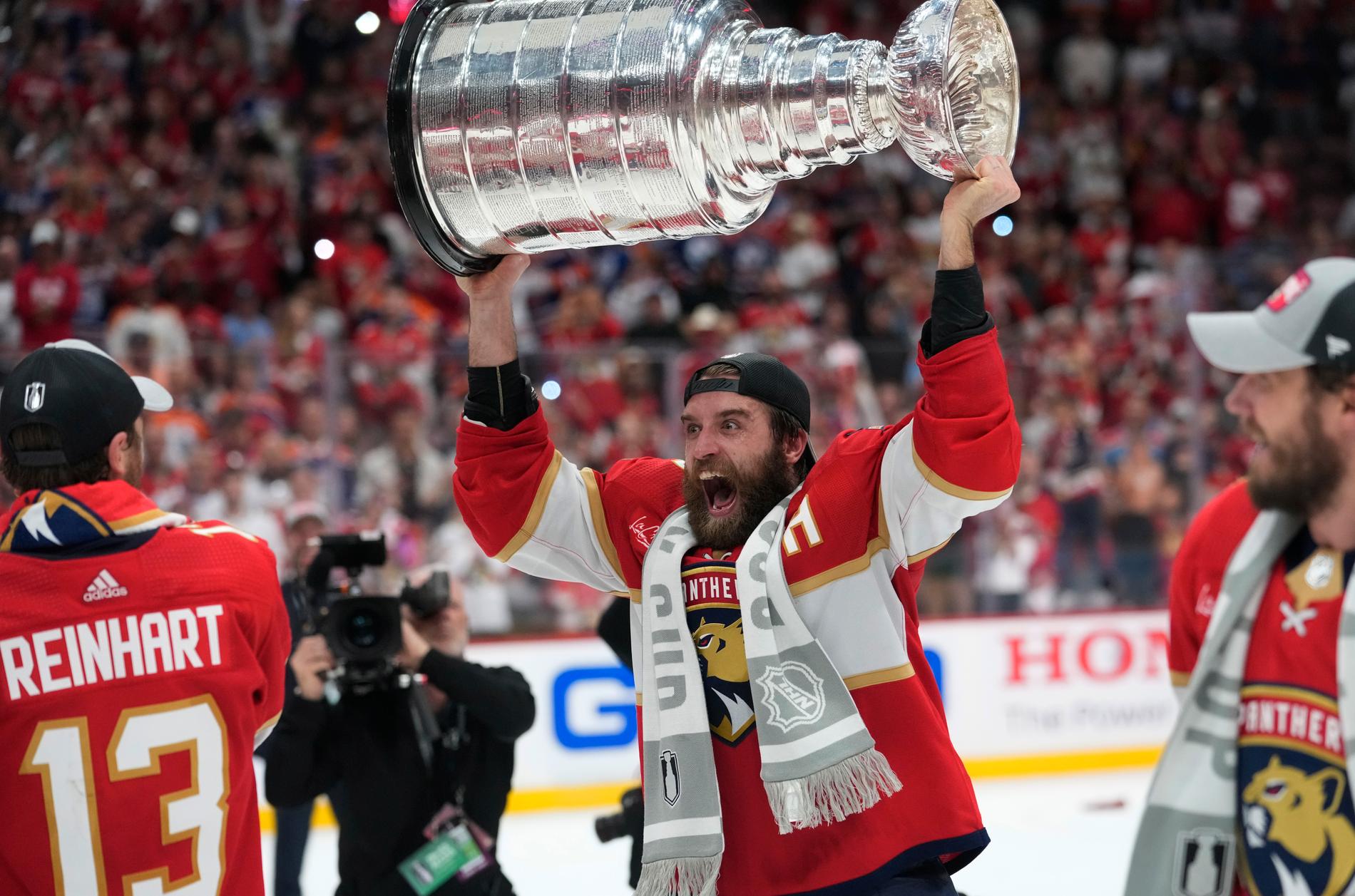 Aaron Eklbad med Stanley Cup-trofén.