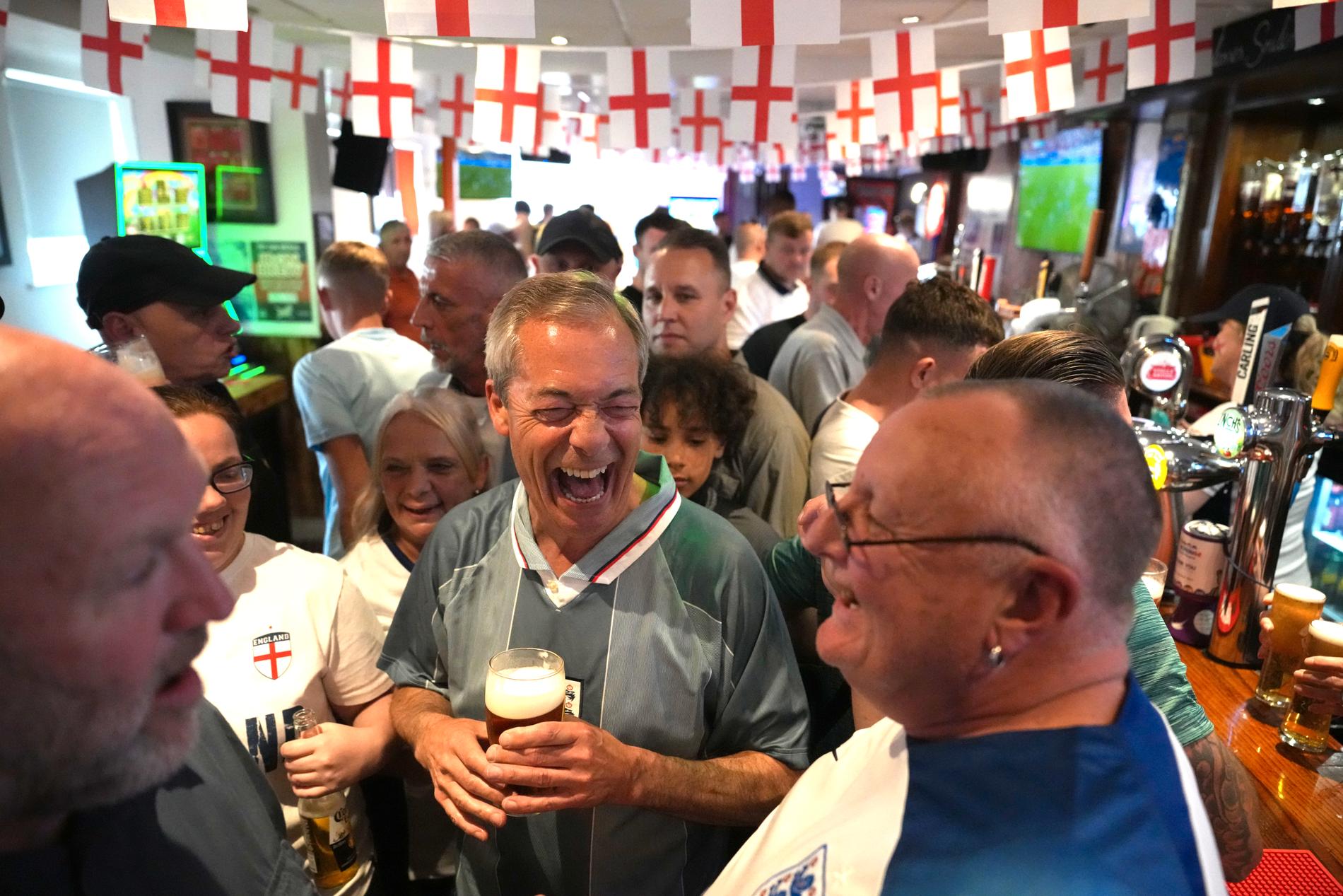 Nigel Farage på en pub i Blackpool.