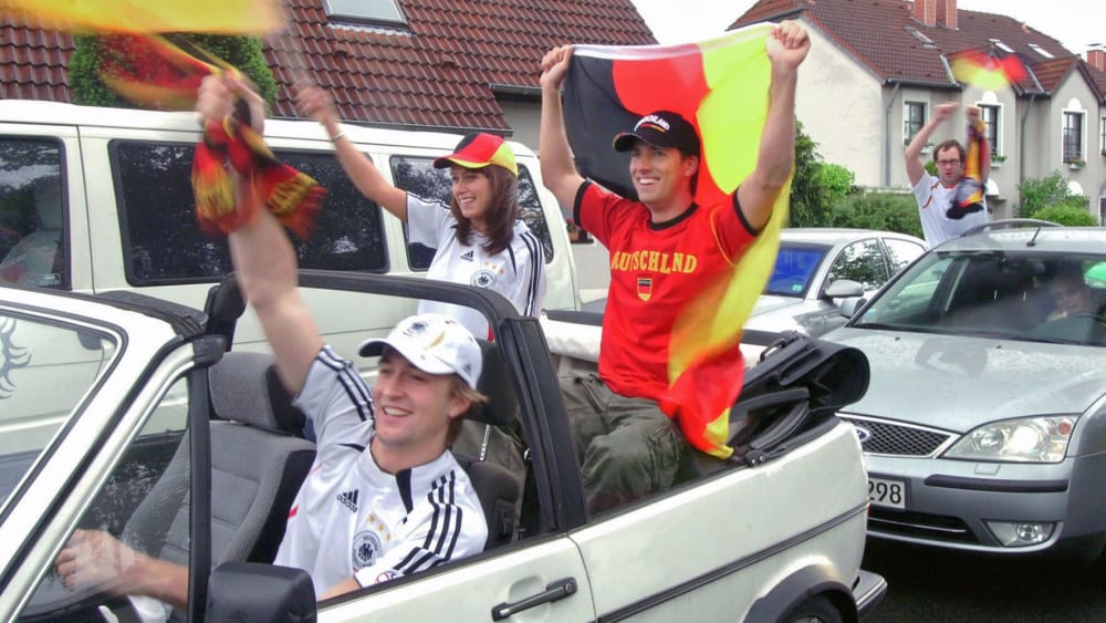 Das hofft man in Deutschland in den kommenden Wochen öfter zu sehen: Schwarz-rot-goldener Fan-Jubel im Autokorso.