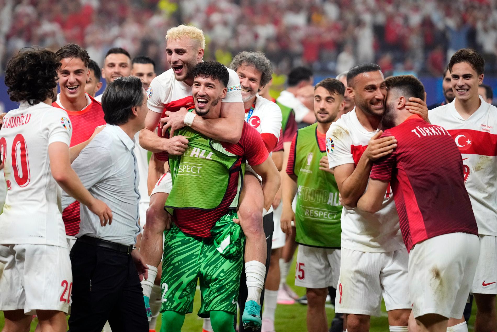 Turkarna firar avancemanget till åttondelsfinalen.