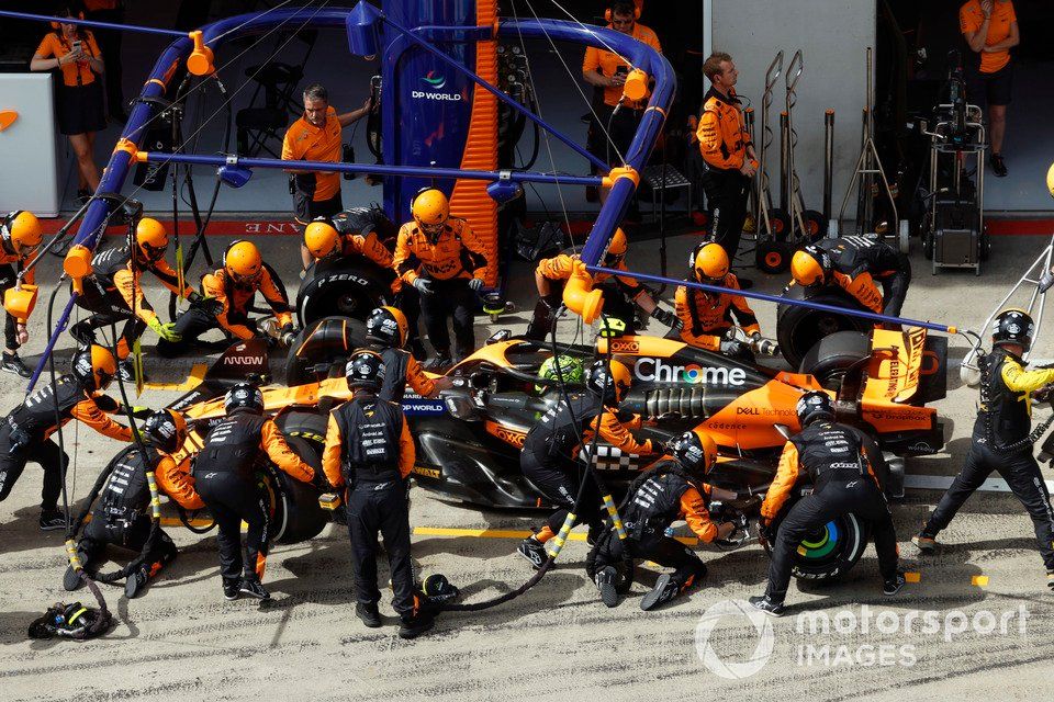 Lando Norris, McLaren MCL38, in the pits