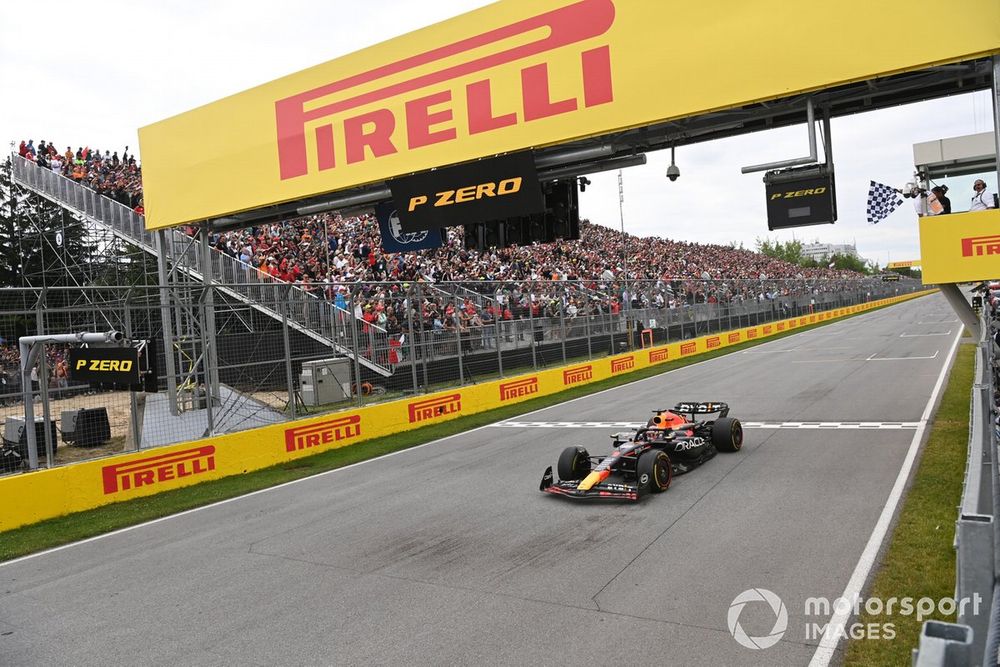 Max Verstappen, Red Bull Racing RB19, 1st position, takes the chequered flag