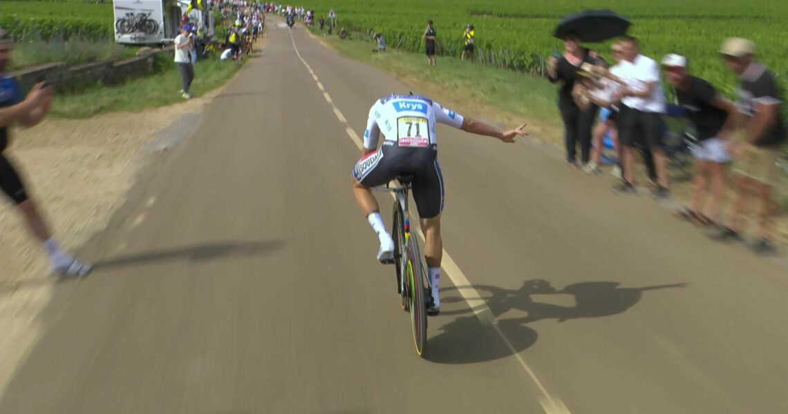 ‘HANG ON!’ – Evenepoel has huge fright during time trial
