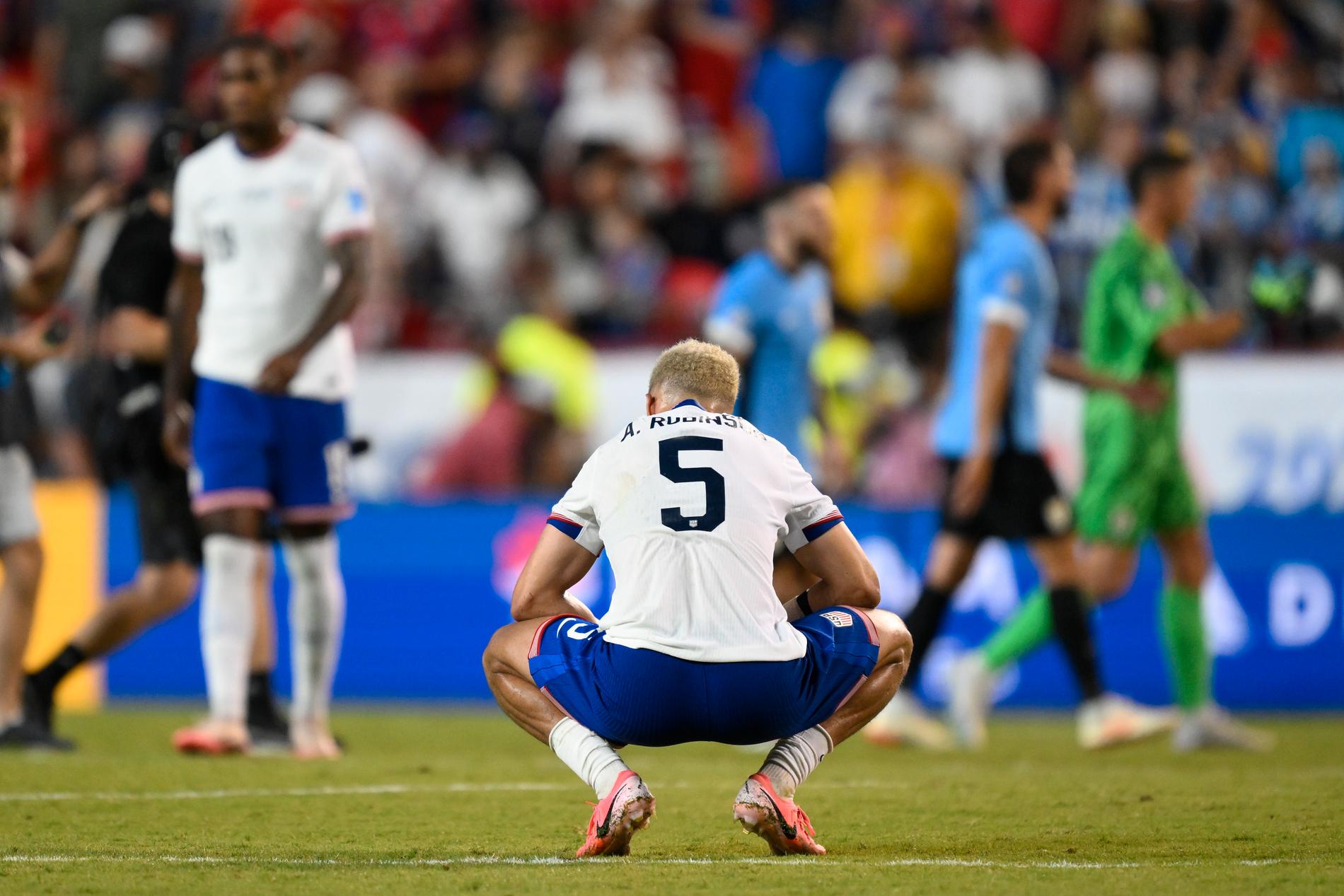 Antonee Robinson deppar efter att USA åkt ur Copa América genom 0–1-förlusten mot Uruguay.