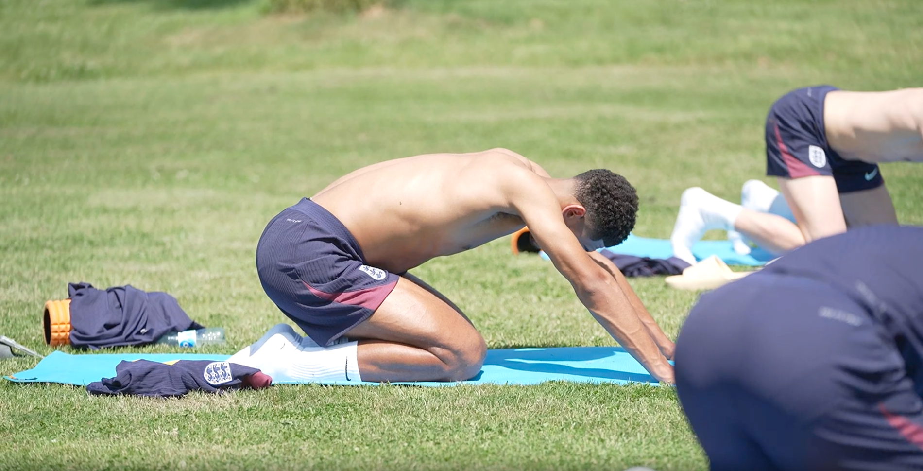 Jude Bellingham utför yoga på Englands landslagsbas i Blankenhain. 