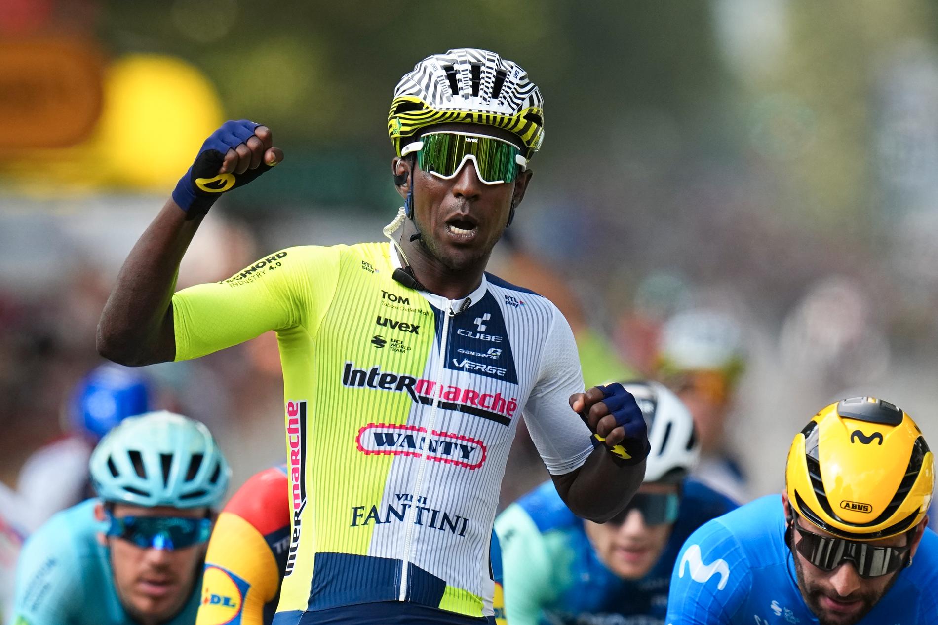 Biniam Girmay jublar efter att ha säkrat segern i tredje etappen av Tour de France.