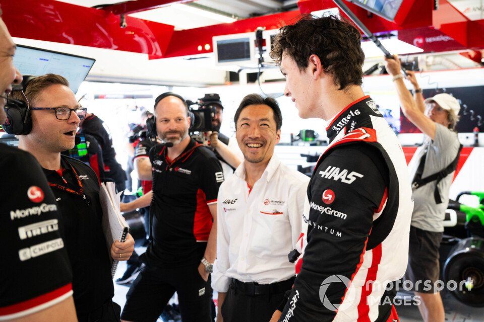 Ayao Komatsu, Team Principal, Haas F1 Team, speaks with Oliver Bearman, Haas F1 Team
