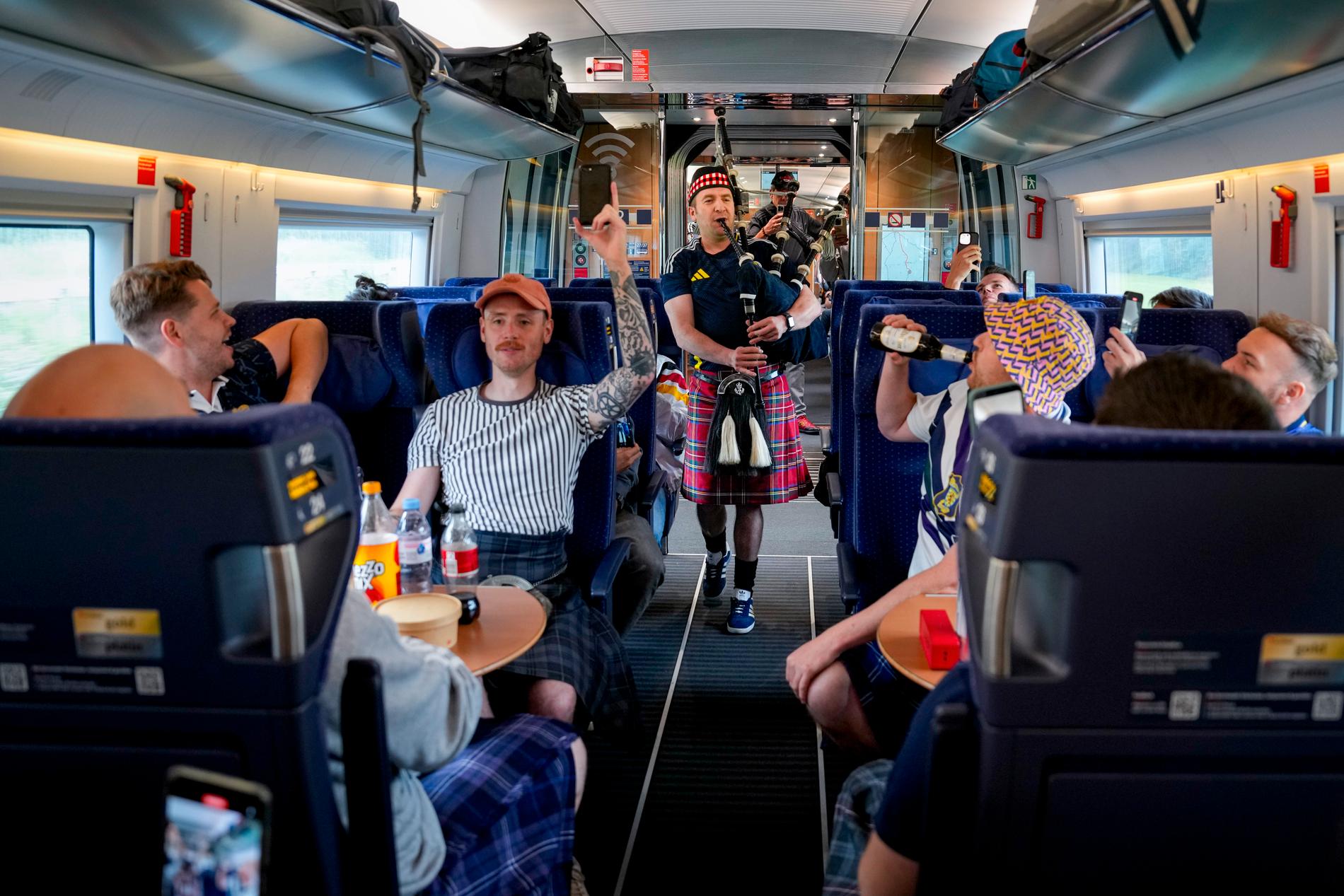 Skotska fans på ett tåg