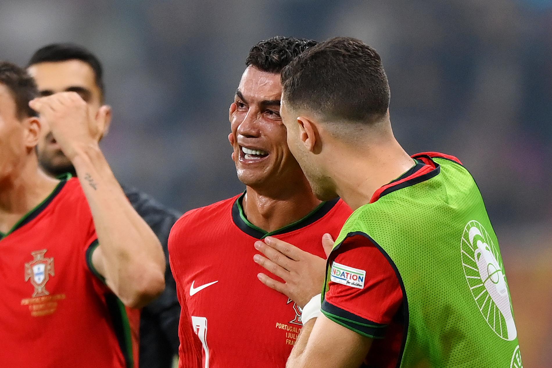 Ronaldo i tårar under åttondelsfinalen mot Slovenien. 