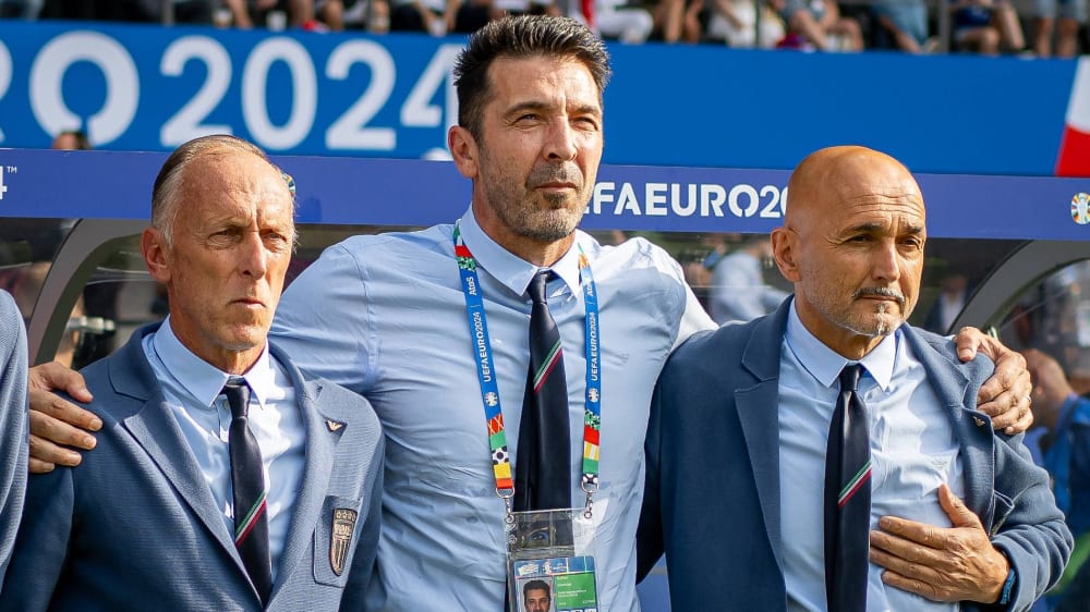 Bleibt Delegationsleiter der italienischen Nationalmannschaft: Gianluigi Buffon (M.).